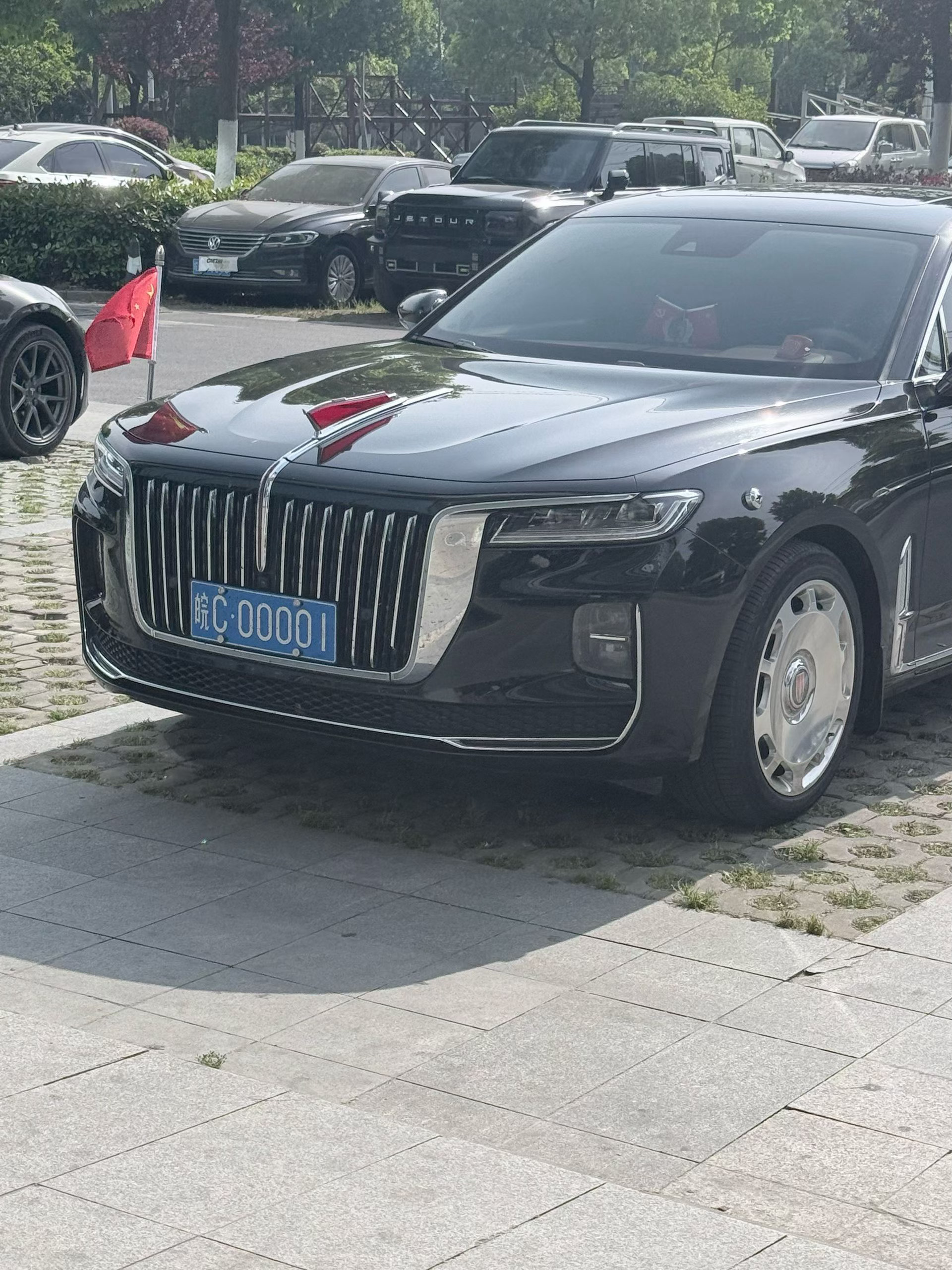 蚌埠number one！汽车 这牌照这车型……这小红旗！调性拉满了