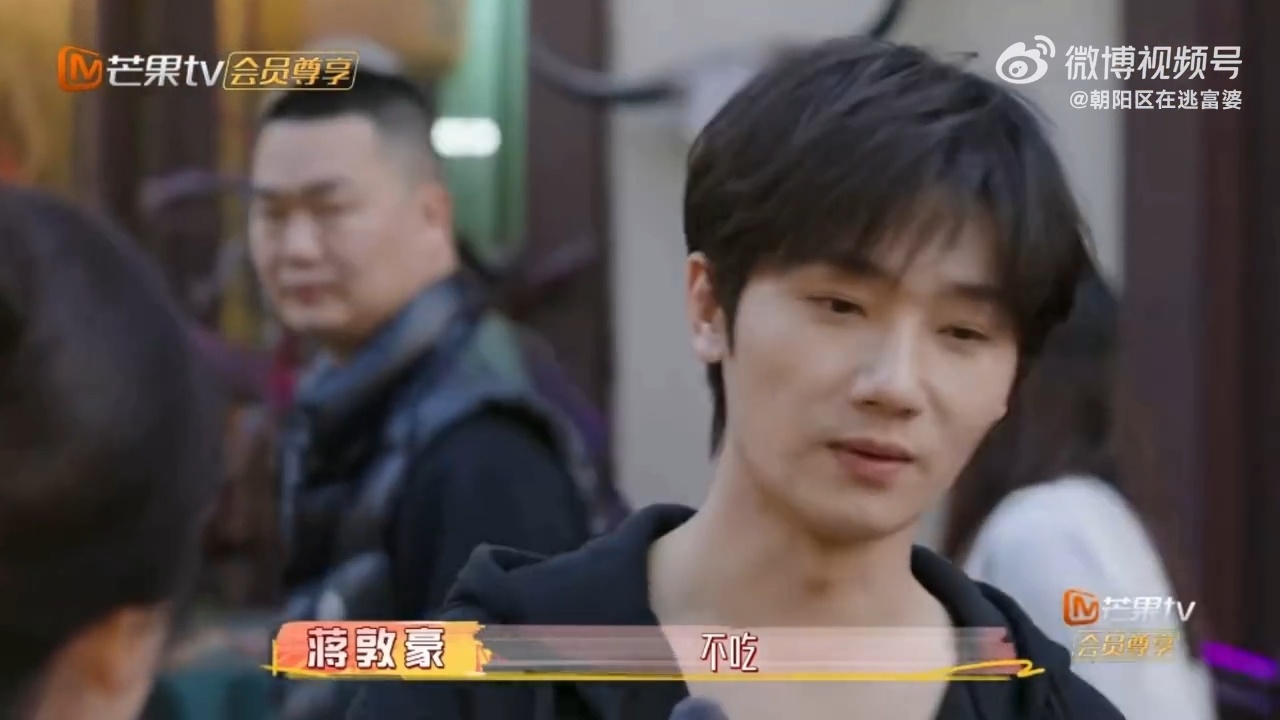 蒋敦豪被妈妈吃虫子画面冲击到我家那小子妈妈兴致勃勃尝虫子，蒋敦豪当场愣住，这冲击