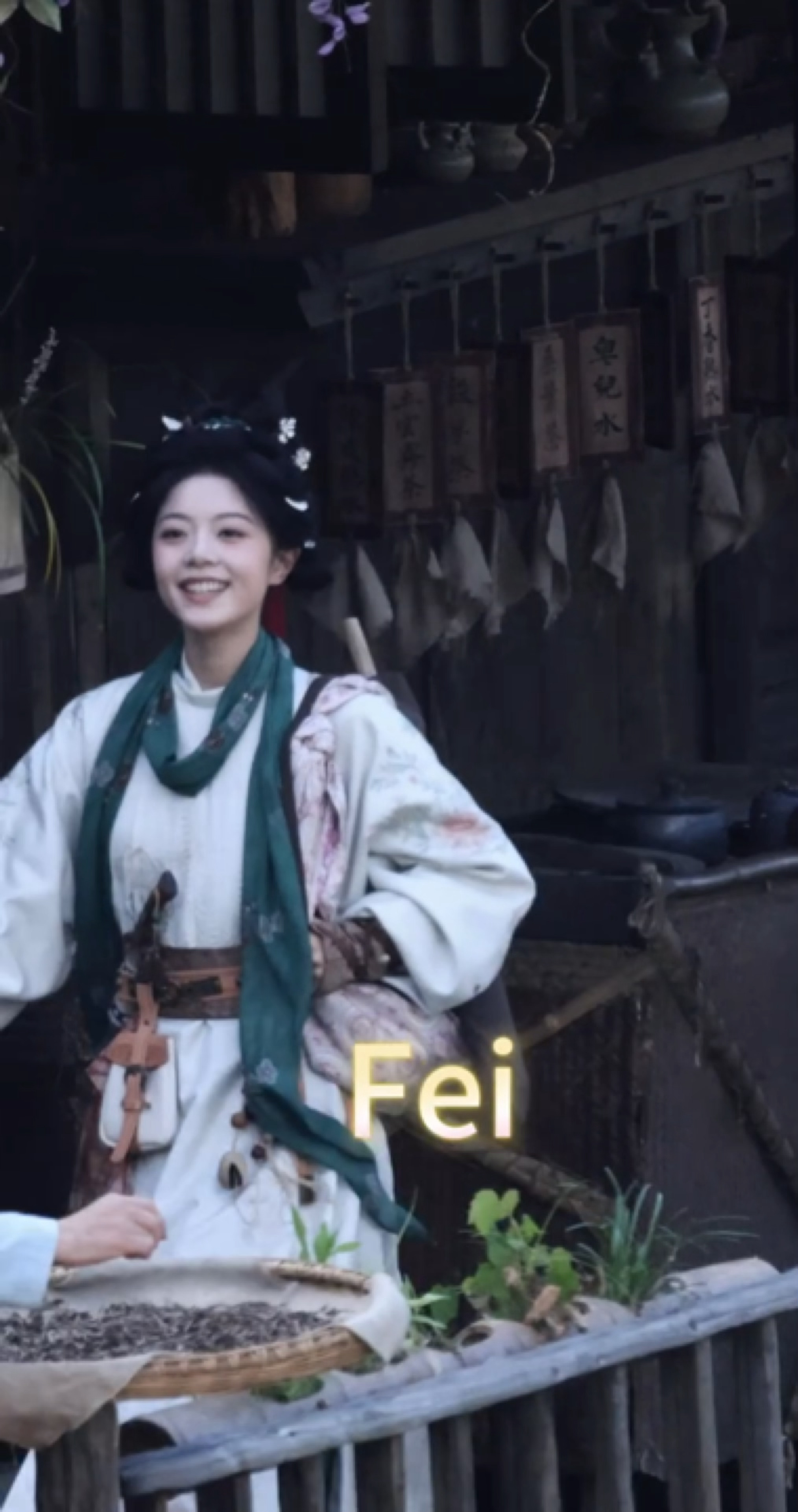 我们听雨小飞贼装备齐全哦背着大包小包出远门咯赵今麦侠女飞贼造型 赵今麦楚听雨飞贼