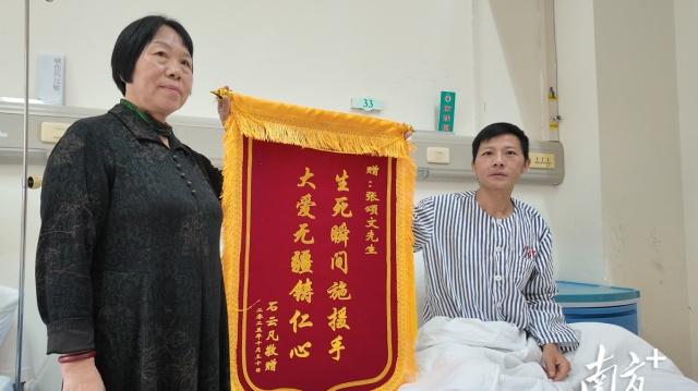 【张颂文救人细节披露！当地称将把锦旗转交给张颂文】“心里很感动。”11月11日，