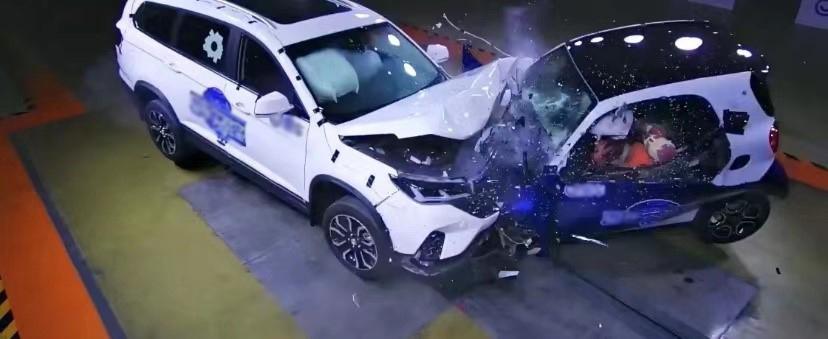 年底碰瓷现新套路：电动车车主将脚伸客车轮下 
据今日头条“法治进行时”账号12月