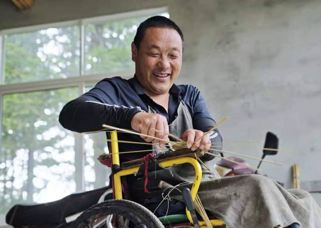 轮椅上的竹匠