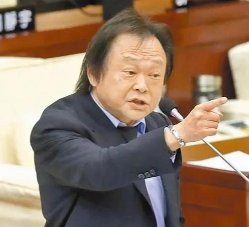 王疯子又蹦出来“扶龙”啦！戏称郑丽文访陆，是老天爷送给绿娃的礼物？
何为礼物？无