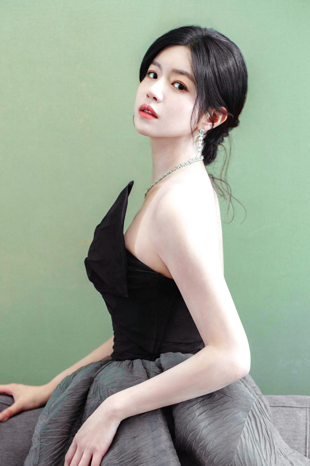陈妍希 年纪带给女性的不只老而已 不管是状态还是气质都依旧温柔亮眼，颜值与气质双
