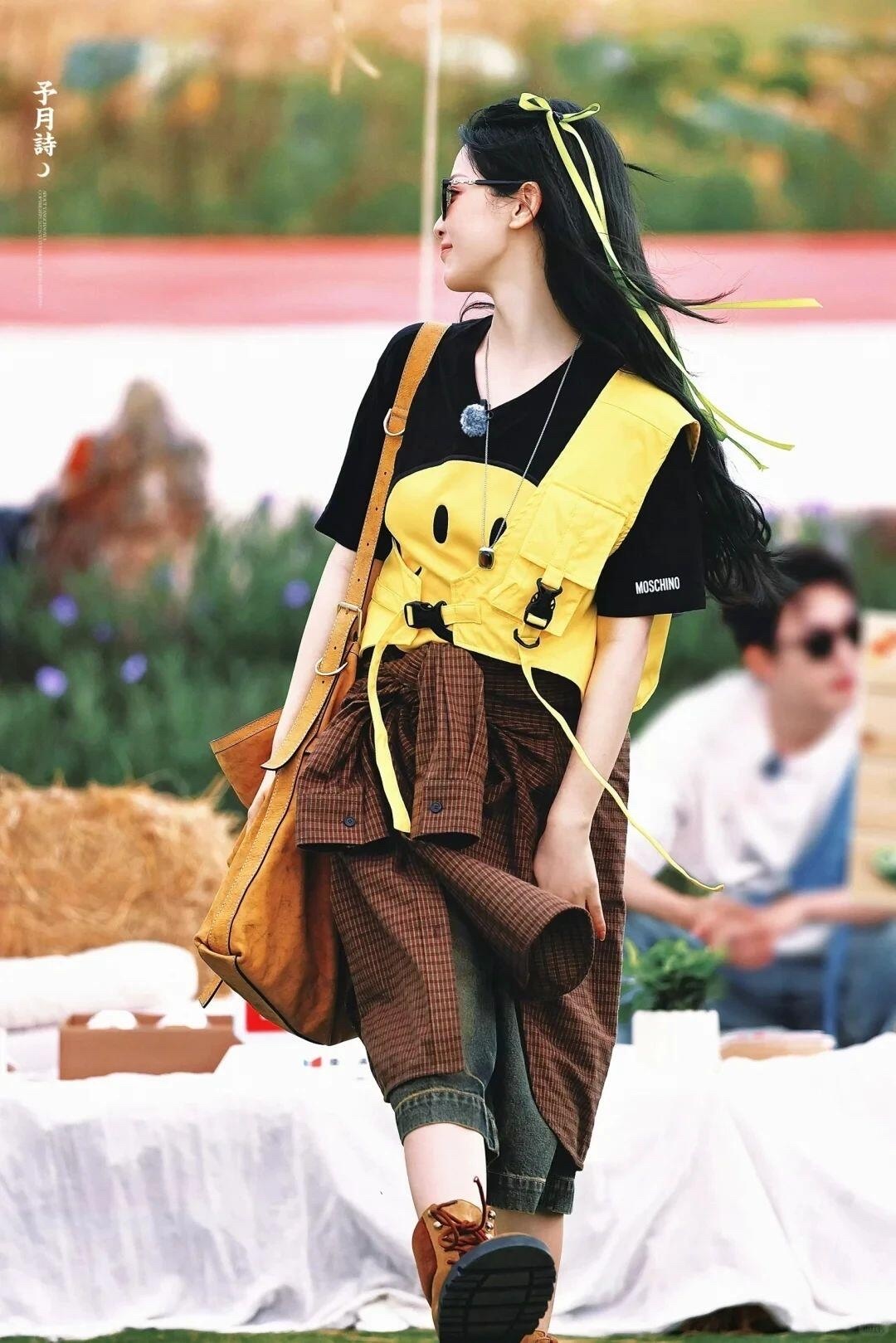 #杨超越超绝松弛感#超越妹妹被淘汰后，居然就这么蹲着吃起了米线，还席地而坐，这份