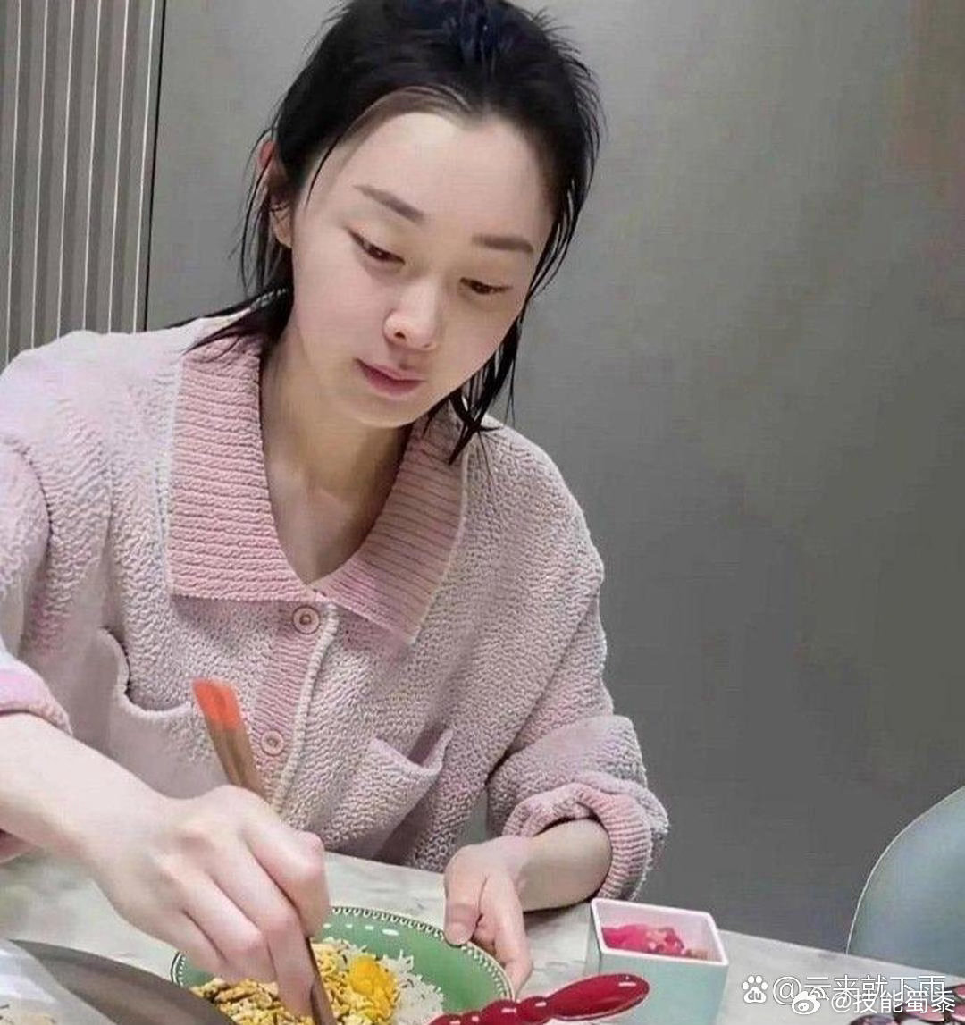 宋轶没化妆照片火了，网友沸腾，鼻子成焦点 