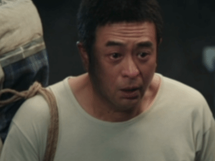 张嘉益心疼刘浩存落泪这段戏 舅舅终于回来了   虽然有别人护着  可是很想舅舅啊