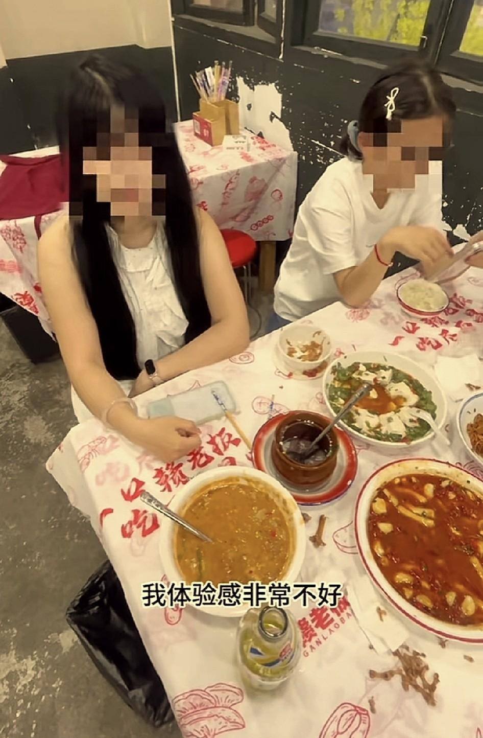 老板娘，我是大众点评V7，

这顿饭得免单！

说实话，我刷到这条新闻的时候，