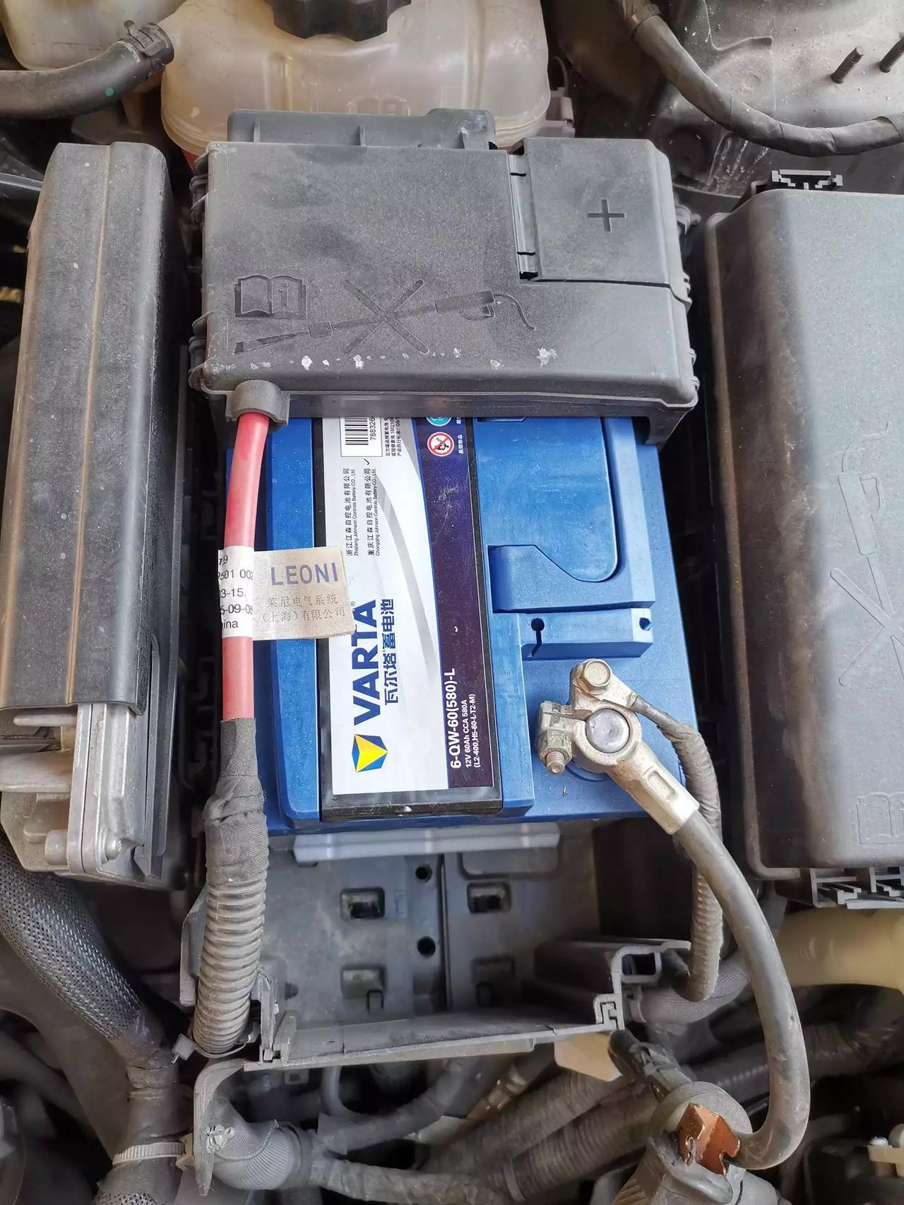 汽车电瓶就俩螺丝，完全可以自己换。汽车电瓶真的可以自己换么？完全可以。不过需要一