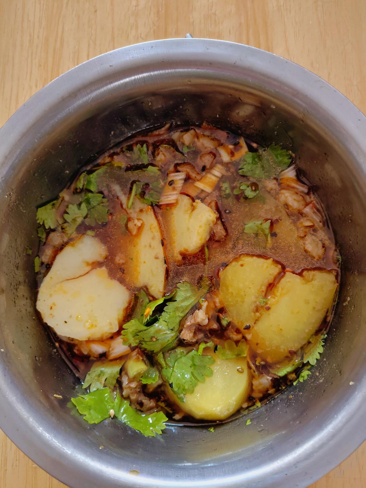 该吃什么好呢？今天中午始终想不起来该怎么吃这顿饭，索性躺到床上看手机，一会儿测测