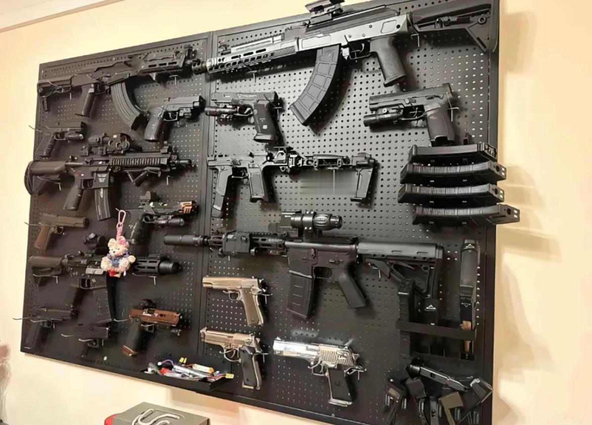 别再把水弹枪当普通玩具了！一不小心就可能犯罪！
 
我国法律规定，枪口比动能≥1