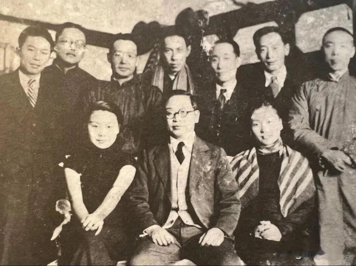 1936年，中国舞台协会在南京成立并举行合影时的精英阵容。前排左起为白杨、欧阳予