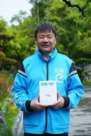 突然感觉这个世界正常了，贾浅浅这类的“屎尿屁”文学二代被取消硕士学位，而外卖小哥