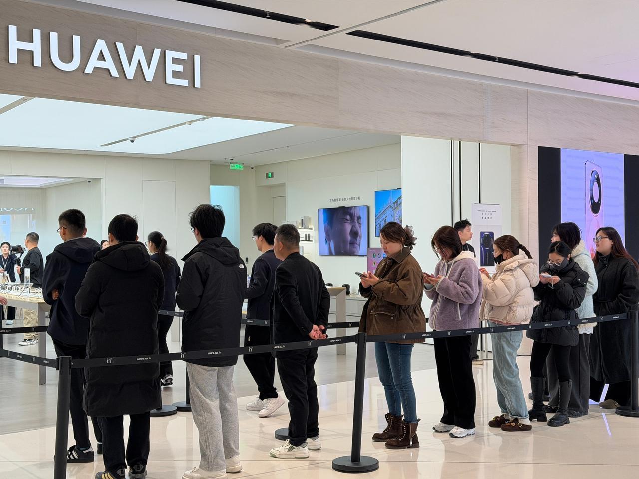 华为Mate80线下销售盛况，今天首销太火了，你们都拿到手机了吗，反正销售还没通