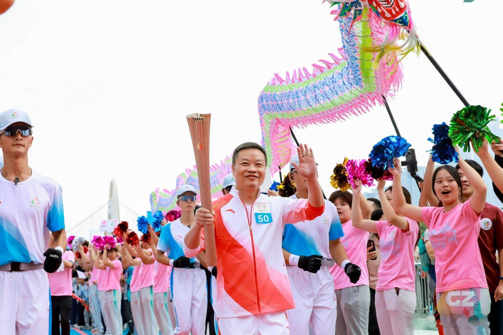 第十五届全运会火炬传递圆满落幕。小鹏汽车董事长何小鹏作为广州站压轴火炬手，从霍震