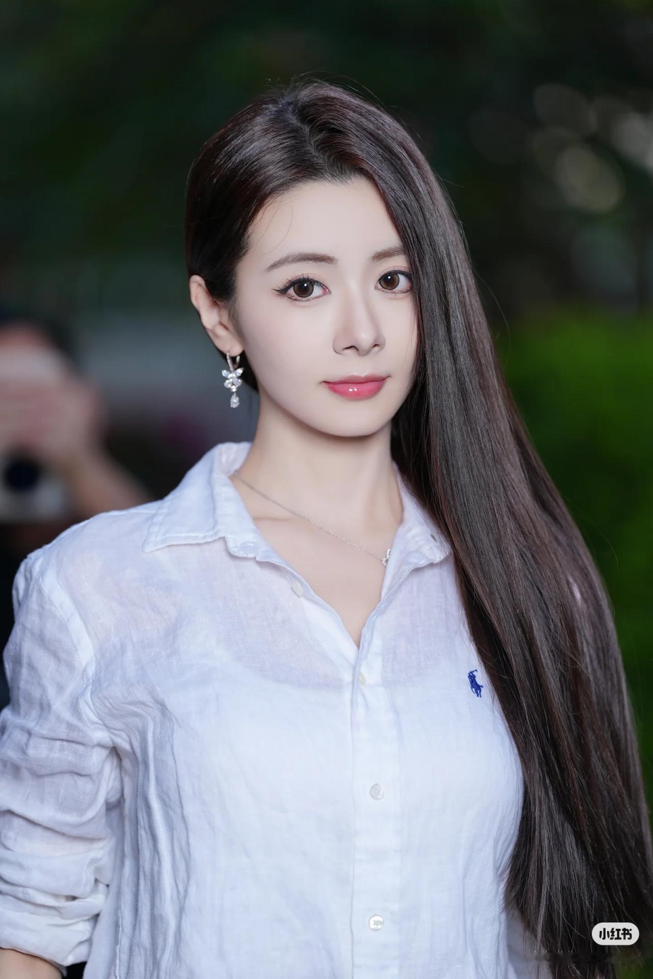 晒图笔记大赛美女车模穿搭写真