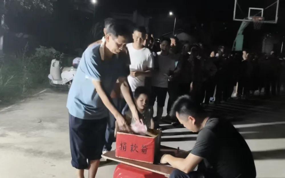 广西一个叫黄安的小村子，干了一件大事。

四天时间，450多口人，凑了八万多块钱