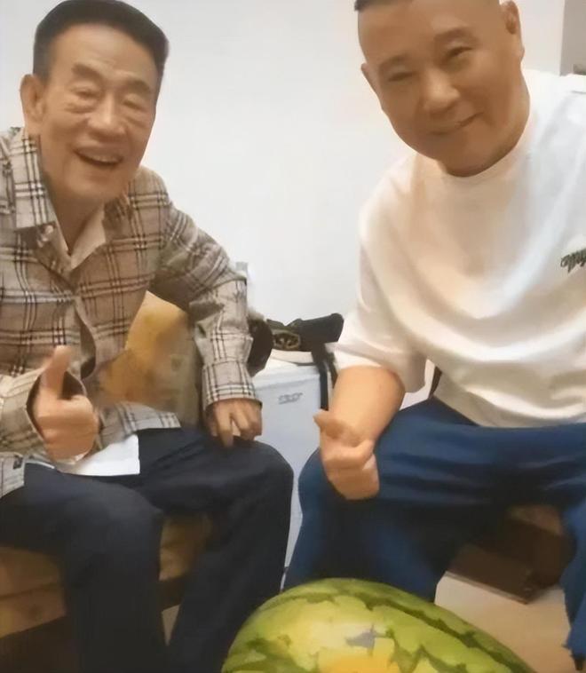 杨少华老爷子离世，相声界震惊。灵堂布置奢华，遗照展示其标志性笑容。郭德纲虽受杨议