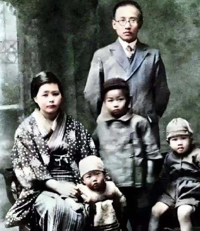 1978年，郭沫若在北京去世。最让人想不通的是，他在日本抛下的五个孩子，在佐藤富