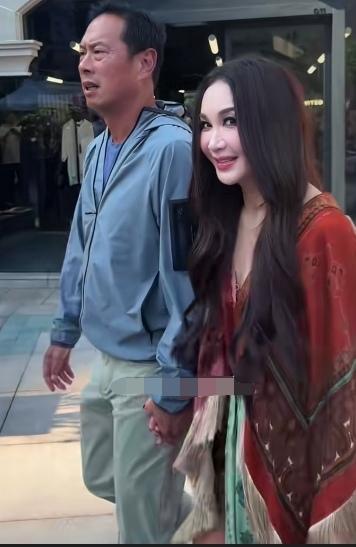 唉！人家温碧霞就是漂亮，永远都是十八岁的少女，想嫉妒人家都没那个底气。看看人家那