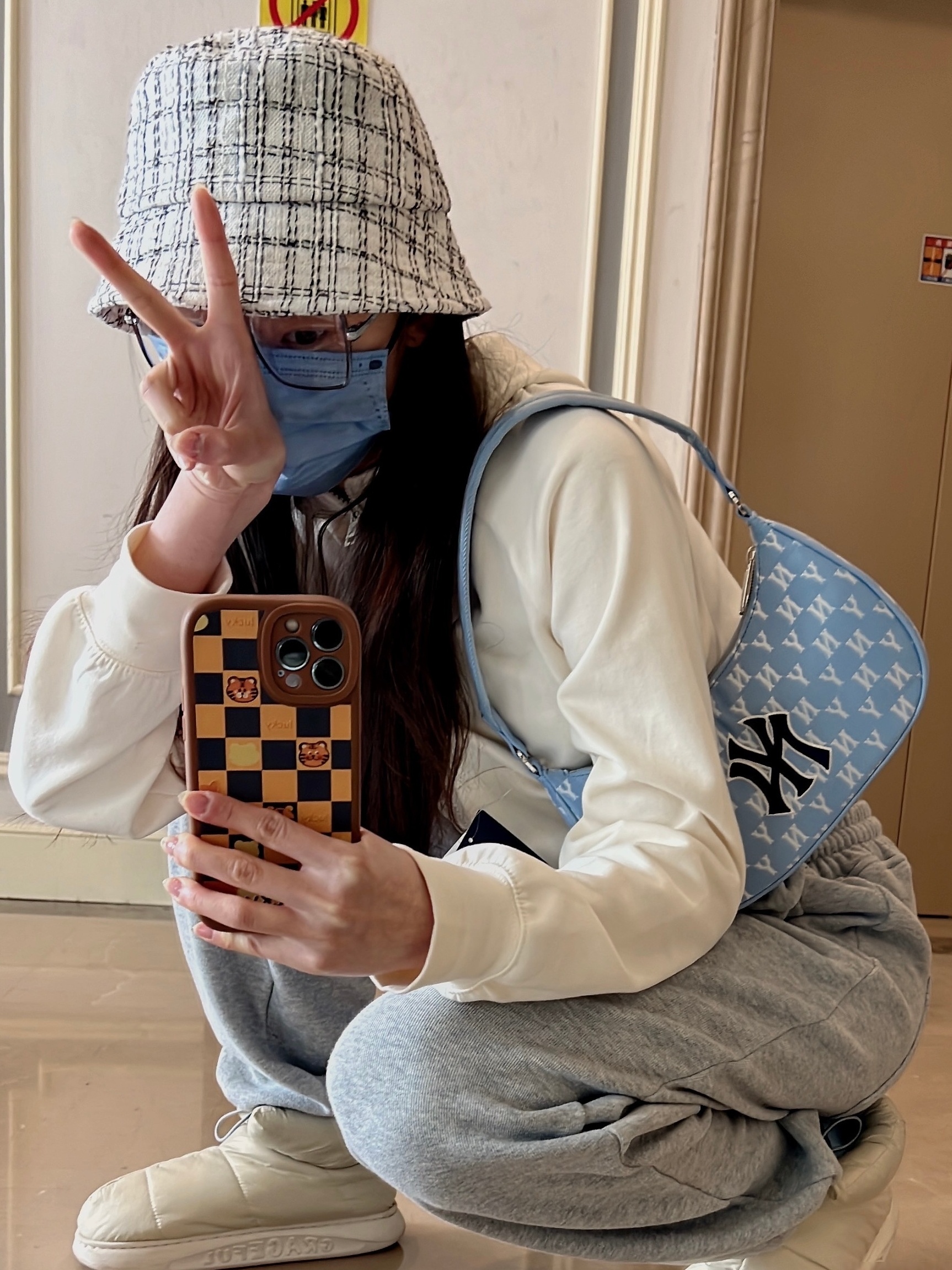 狂存张月月可可爱爱的对镜自拍🤳