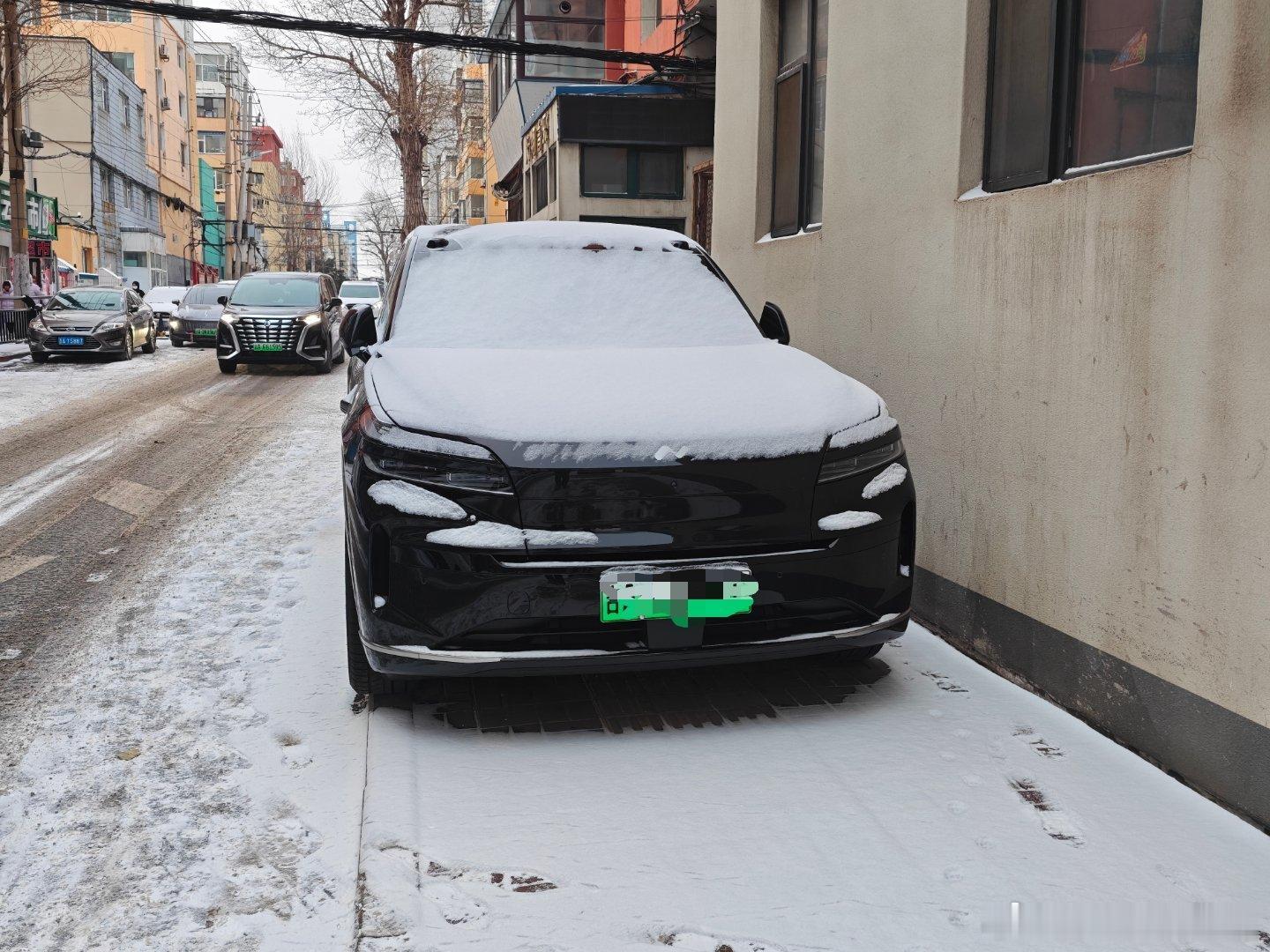 又下雪了黑色乐道L90前脸挂的那几块雪看起来很别致ONVO那几个字母不仔细看我以