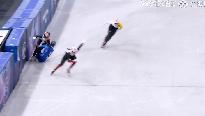 哦豁 韩国队摔倒了~~可惜啊，看不到决赛中韩对决了全民聊冬奥短道速滑混合团体20