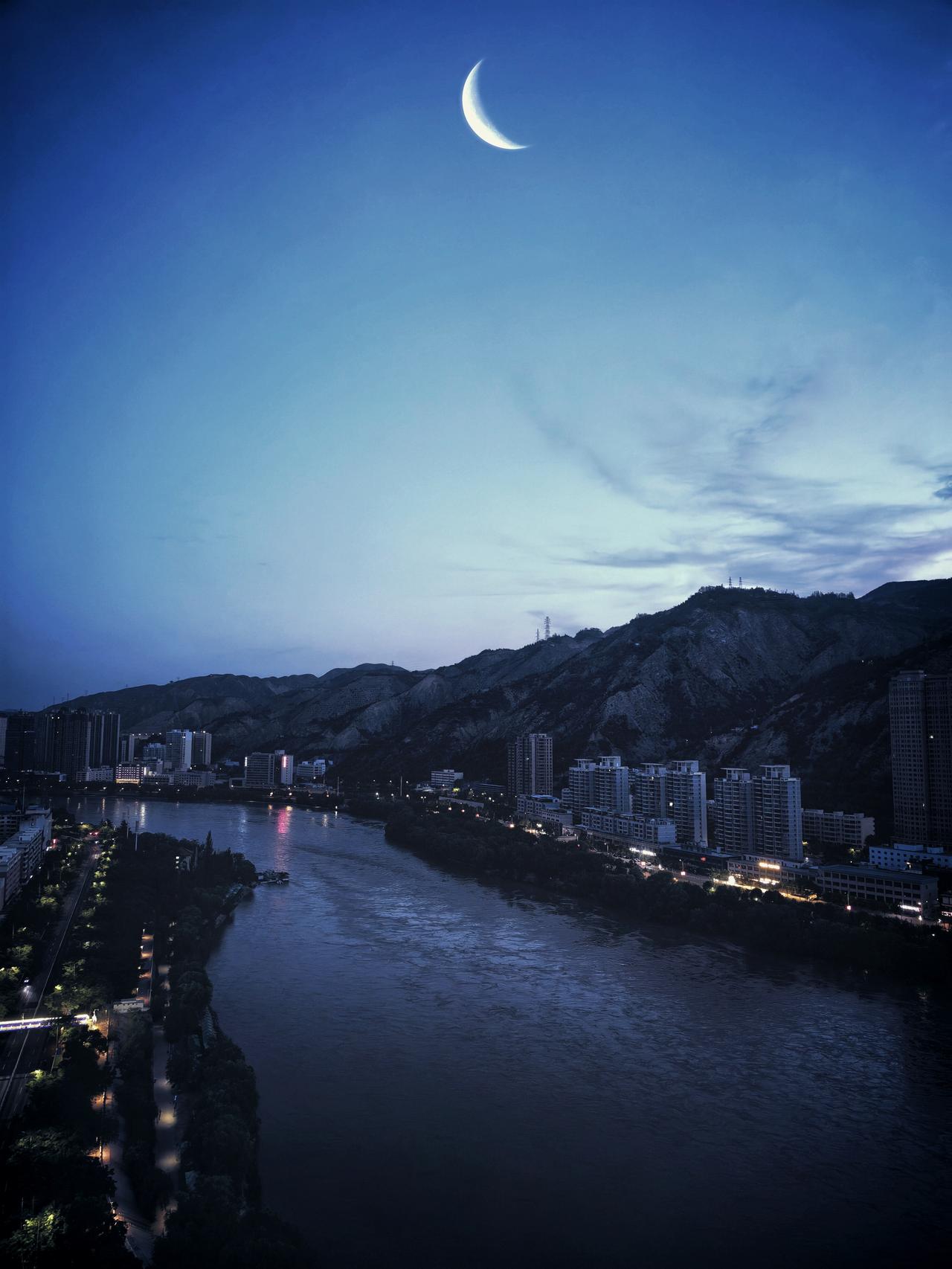 打卡早安心语 兰州的清晨，总被黄河的流水声和山间的凉意唤醒。夜色还未完全褪去，天