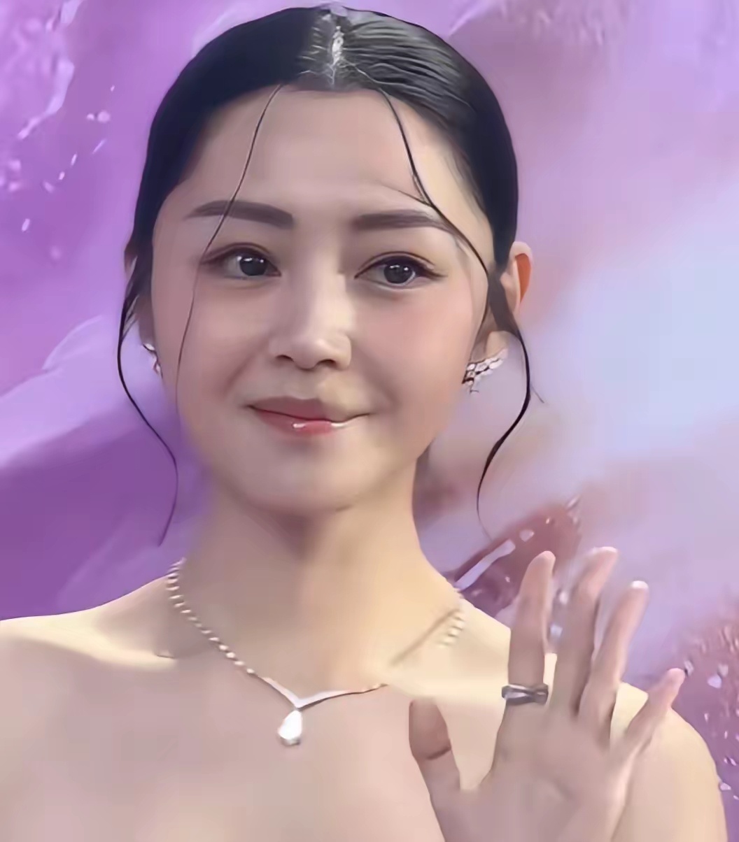 卫诗雅如果去掉那几根散着的头发，真的美得很高级。 