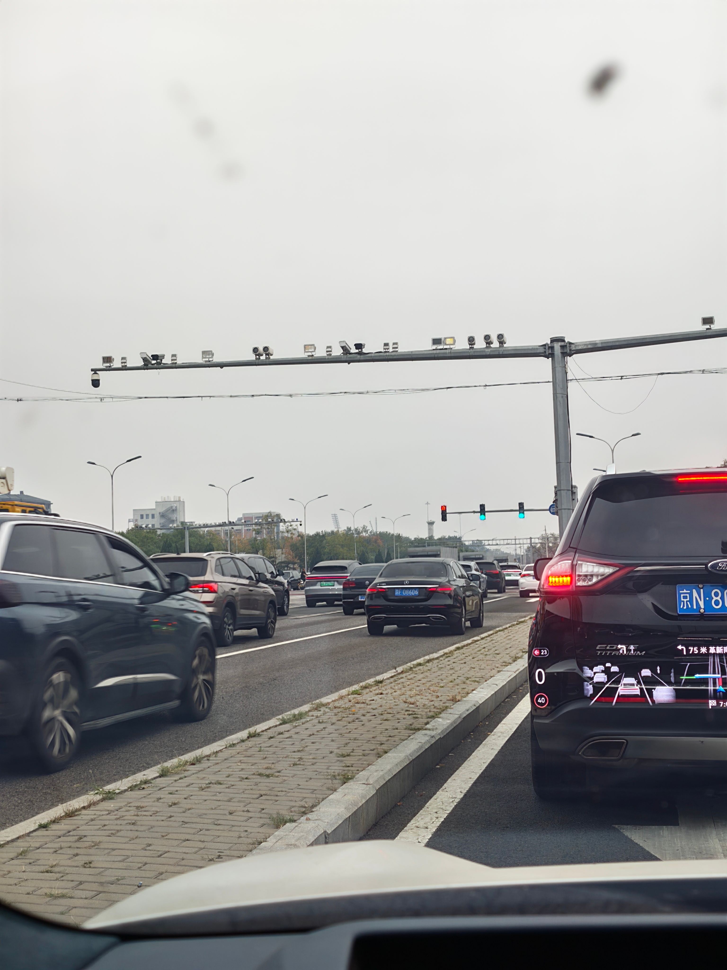 不到7点路上车都开的好野，南站落客区跟下饺子一样，这个中秋国庆假期怕是要成为历史