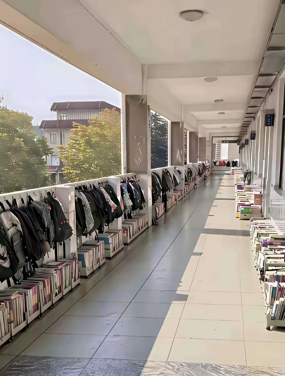 走廊里整齐摆放着书包和书本。整齐划一的样子，这应该是学校吧？