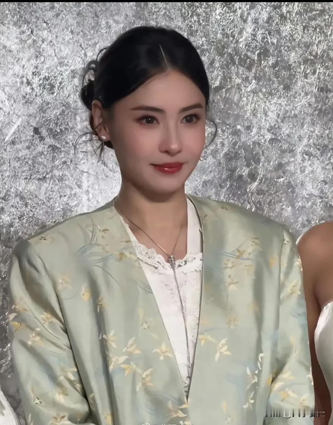 这居然是快50岁的张柏芝，果然所有的医美在天赋型浓颜系美貌面前根本不值一提啊！