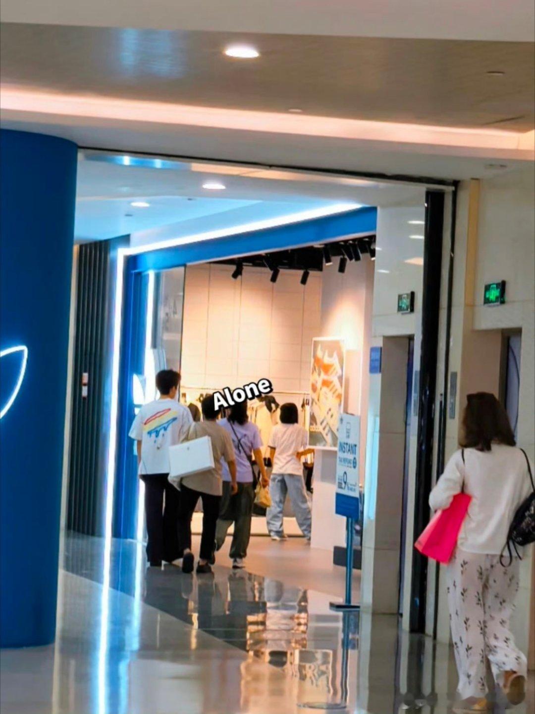 偶遇官俊臣逛街偶遇官俊臣逛街，没课出去购物了吗 ​​​