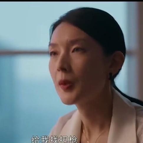 电视剧《金关》里杜丽和萨子伊都是走私集团头子，这俩女人可都不简单。萨子伊走私毒品