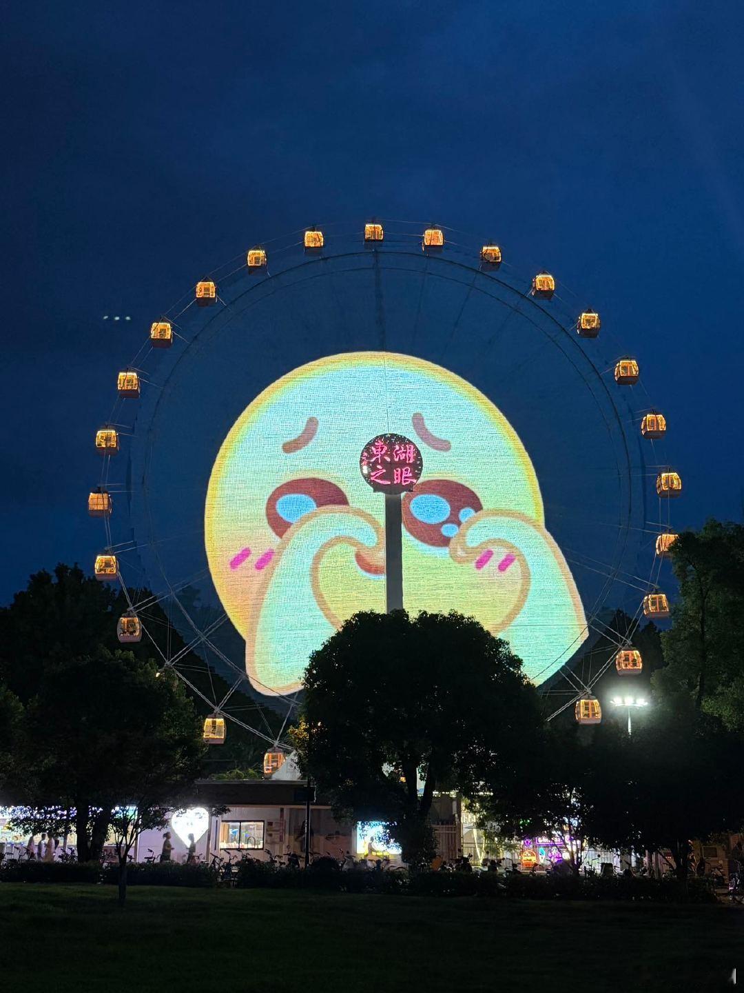 武汉把摩天轮玩明白了 很多情侣原本规划安静的夜景约会，来到摩天轮周边之后注意力全
