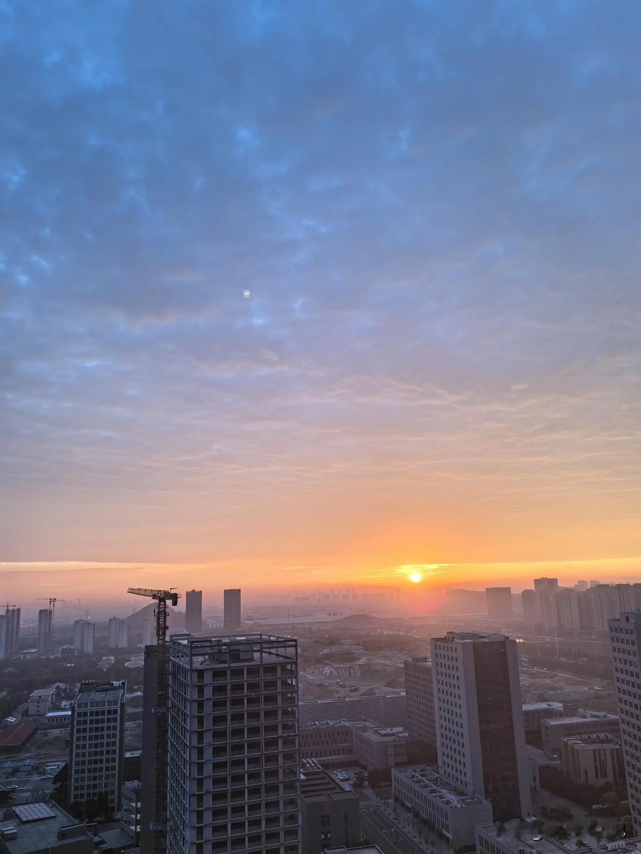 
初升的太阳挥舞着彩霞露出了地平线，
大地为之动容，
黑夜渐渐隐去，
晨辉照耀着
