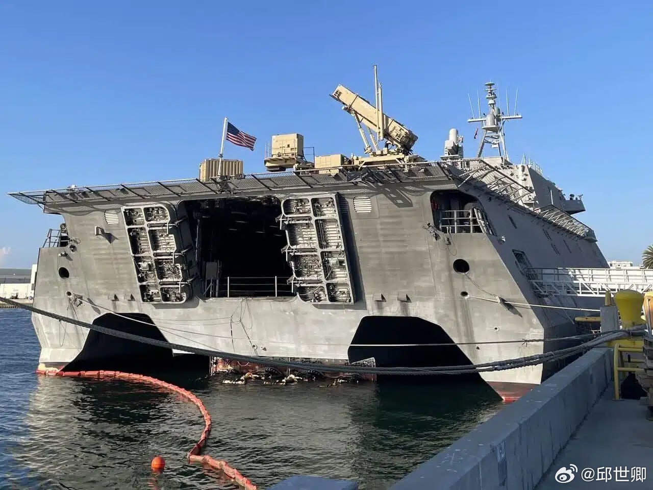 如果你忘記為軍艦設計防空系統，那就...想辦法從陸地上搬一套上去!!照片是美國「