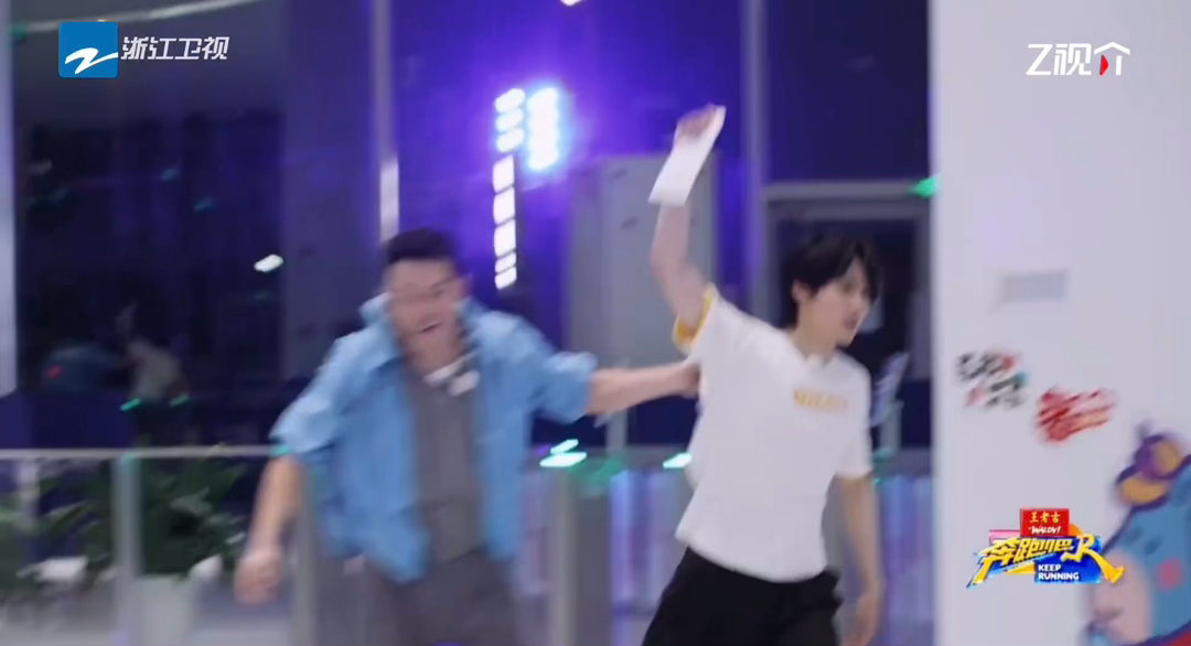 沙溢张真源父子对决奔跑吧 沙溢年轻时候也是跑男里的体力担当，现在碰上张真源这样的