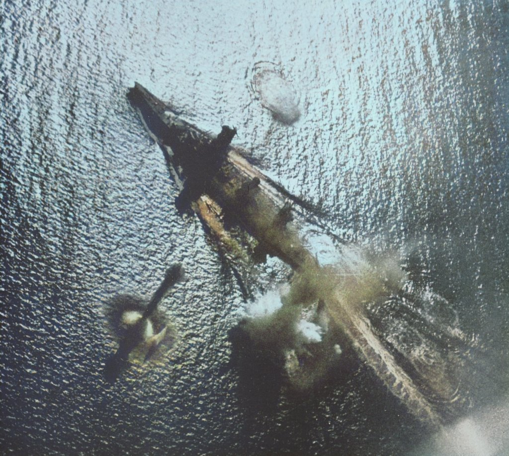 苏里高海战中(待考证，遭到美军舰载机猛攻的山城号战列舰 ​​​