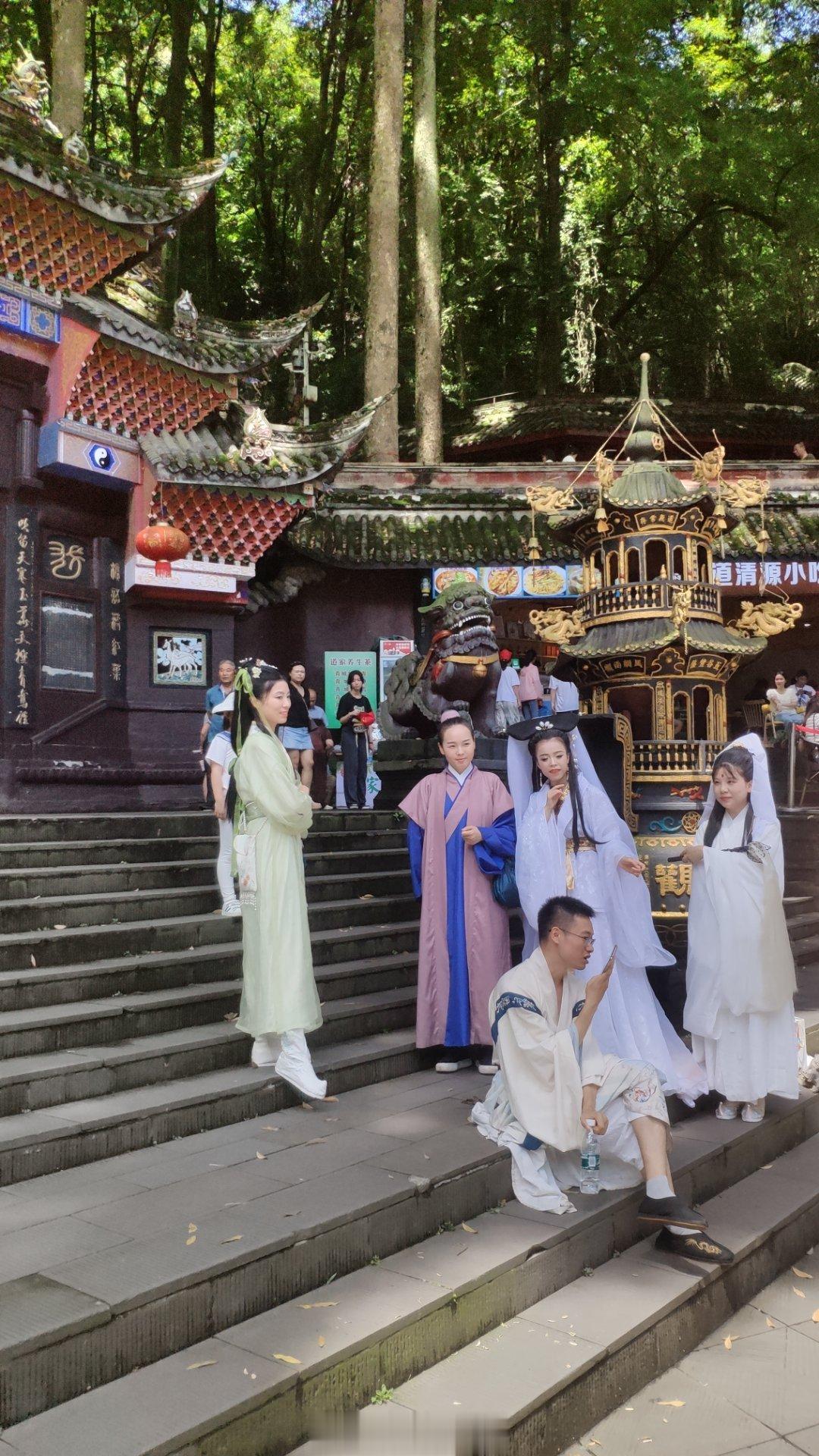 #馒头控的日常# 一张自带BGM的照片，青城山下啊啊…预备起  ​​​