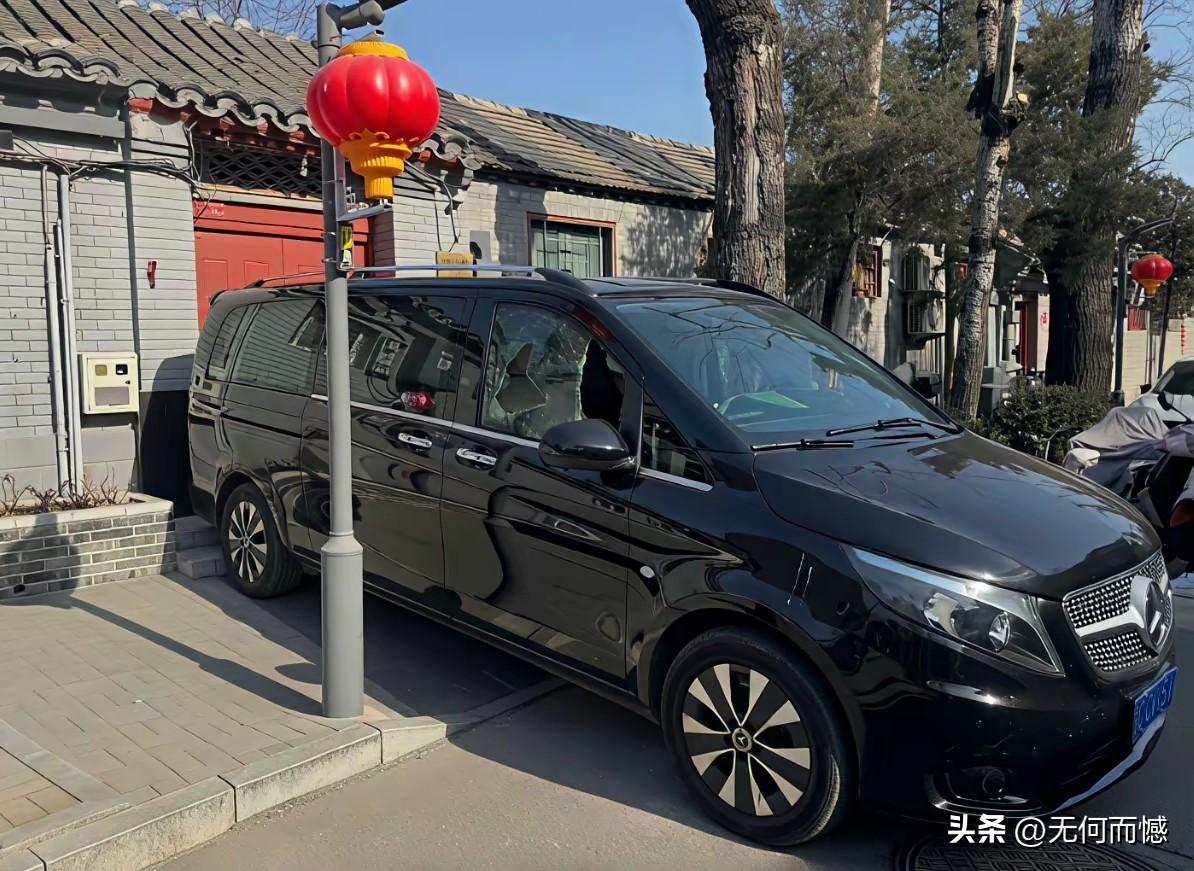 北京某胡同乱停车，车尾直接把人家的门都给挡住了，这让人家怎么出门儿？这样停车就有