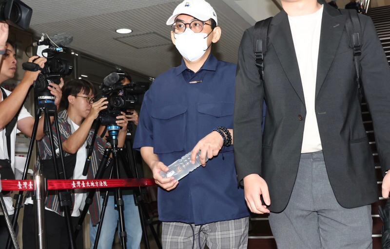 黄子佼与37位被害人达成全数和解，是其最终获得缓刑、免于入狱的关键法律筹码。这一