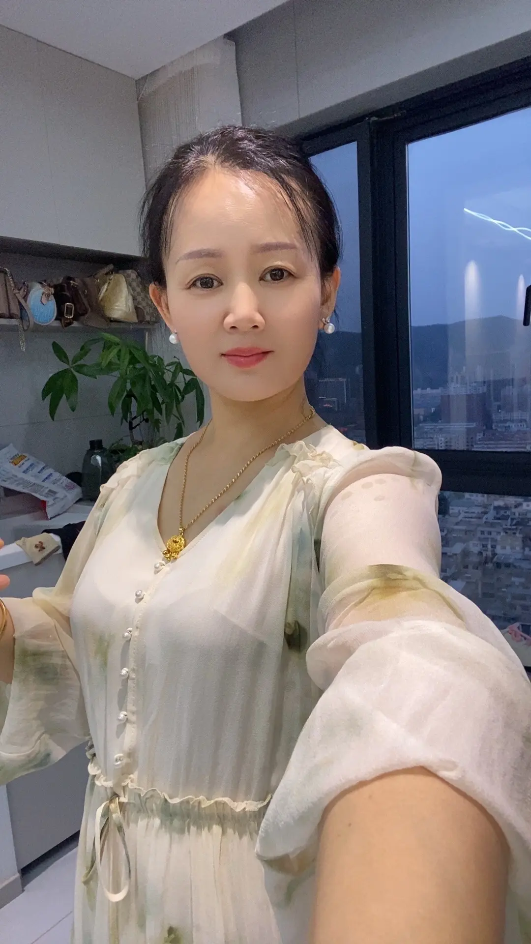 好好干吧，上班还能挣点生活费，不上班就成了窝囊废，七苦八难是生活，苦尽...