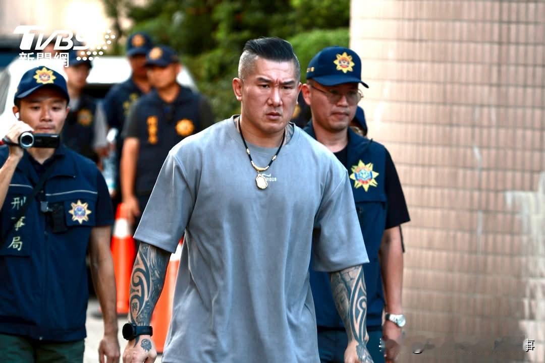 馆长今被刑事局调查两小时！随后脸色沉重前往北检调查！
岛内知名网红馆长向来以直播