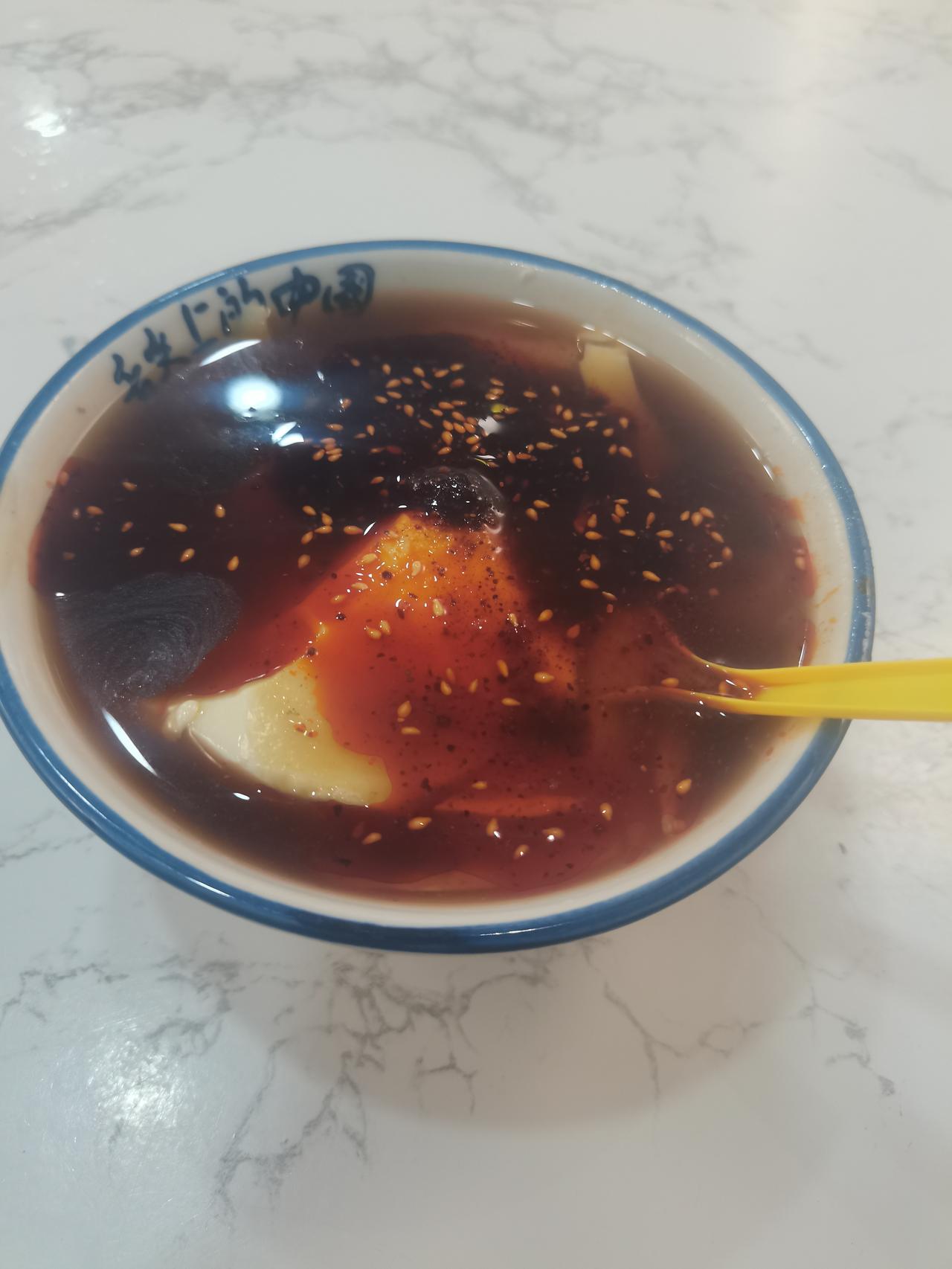 河南豆腐脑太难吃，还是陕西乾县豆腐脑有味道。
“河南胡辣汤”店在西安也有很多，除