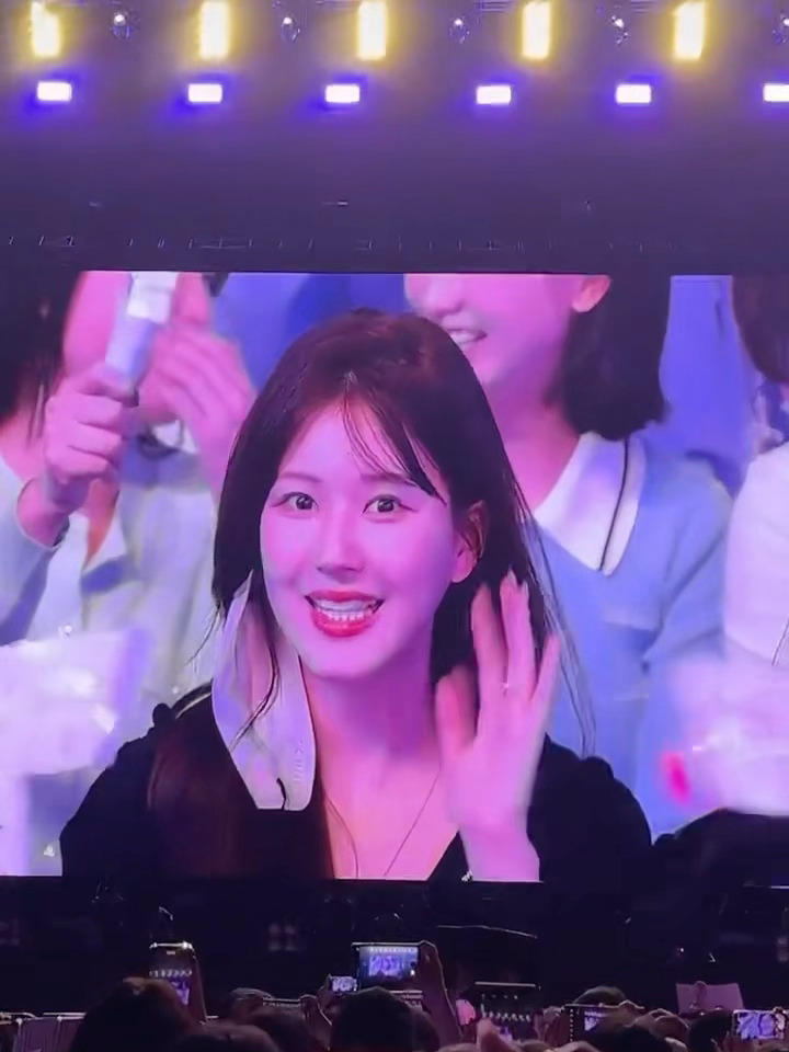 思绪拉回赵露思24年看演唱会神级美貌现场