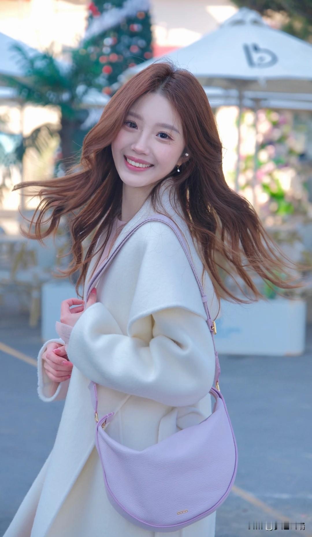 冬日暖阳下，甜美笑容绽放，粉色小包点缀，温暖如你。