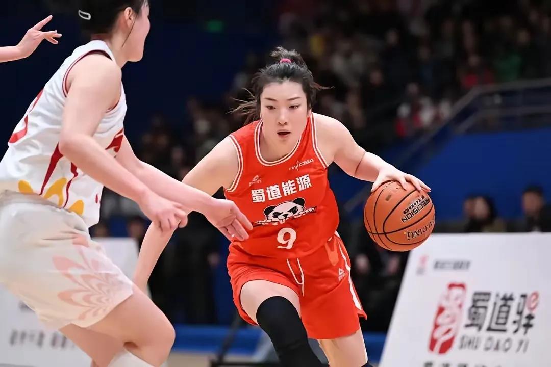 四川女篮双流主场迎浙江，李梦强突力破小快灵。
今晚WCBA21轮，好戏连台！浙江