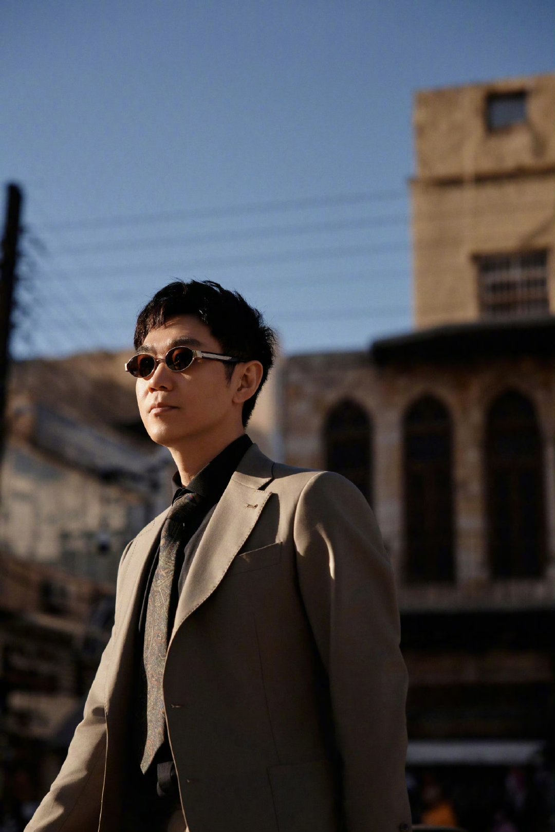 大鹏回应被说精明 大鹏与罗永浩的五小时访谈全是干货，他直言自己活过两辈子，从北漂