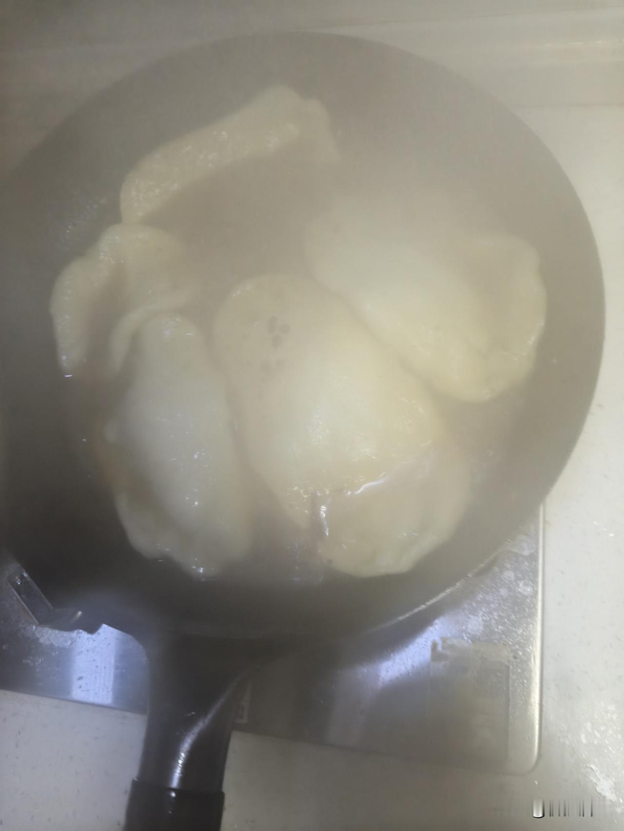 今天周末，一家五口人依然五个菜，锅里正炖着一个地锅排骨，就快出锅了[笑哭]还有一